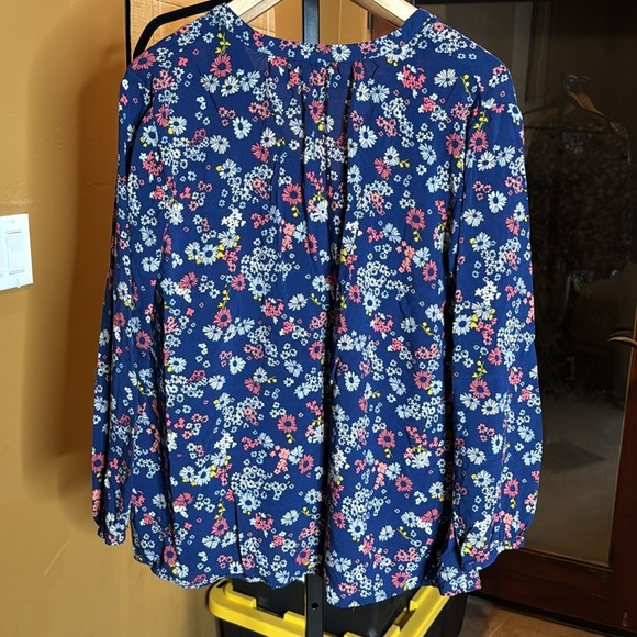 Old Navy Blue Floral Blouse Size XL - Picture 7 of 7
